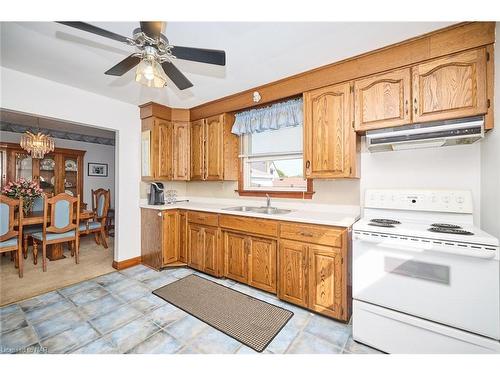 6041 Coholan Street, Niagara Falls, ON - Indoor Photo Showing Kitchen With Double Sink