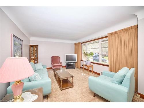 6041 Coholan Street, Niagara Falls, ON - Indoor Photo Showing Living Room