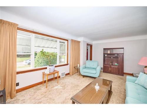 6041 Coholan Street, Niagara Falls, ON - Indoor Photo Showing Living Room