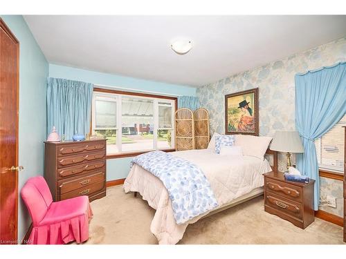 6041 Coholan Street, Niagara Falls, ON - Indoor Photo Showing Bedroom