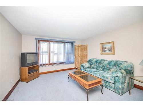 6041 Coholan Street, Niagara Falls, ON - Indoor Photo Showing Living Room