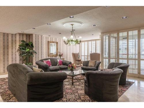 306-15 Towering Heights Boulevard, St. Catharines, ON - Indoor Photo Showing Living Room