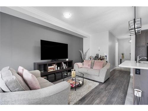 39 Sparkle Drive, Thorold, ON - Indoor Photo Showing Living Room