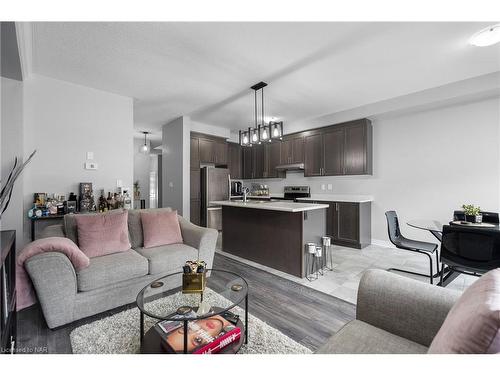 39 Sparkle Drive, Thorold, ON - Indoor Photo Showing Living Room