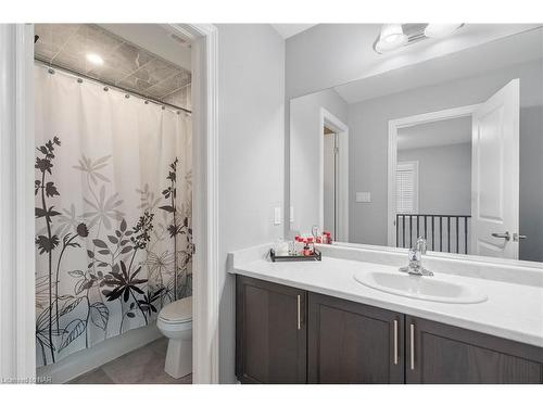 39 Sparkle Drive, Thorold, ON - Indoor Photo Showing Bathroom