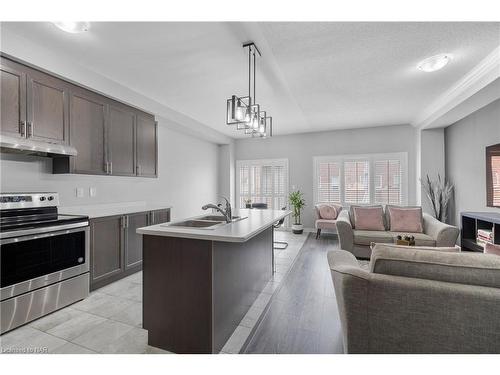 39 Sparkle Drive, Thorold, ON - Indoor Photo Showing Kitchen With Double Sink