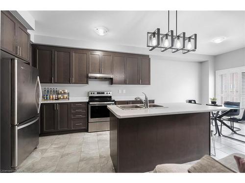 39 Sparkle Drive, Thorold, ON - Indoor Photo Showing Kitchen With Double Sink