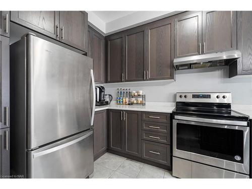 39 Sparkle Drive, Thorold, ON - Indoor Photo Showing Kitchen With Upgraded Kitchen