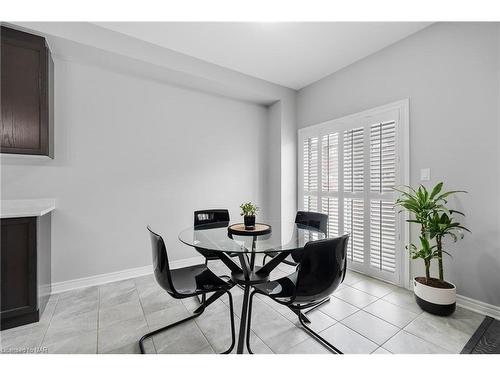 39 Sparkle Drive, Thorold, ON - Indoor Photo Showing Dining Room