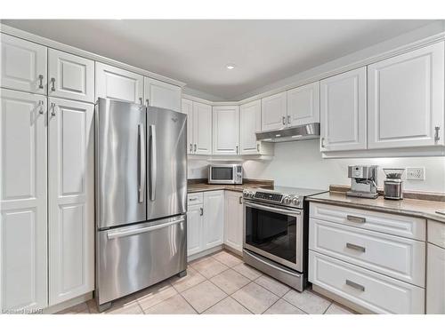 47 Stonegate Place, Fonthill, ON - Indoor Photo Showing Kitchen