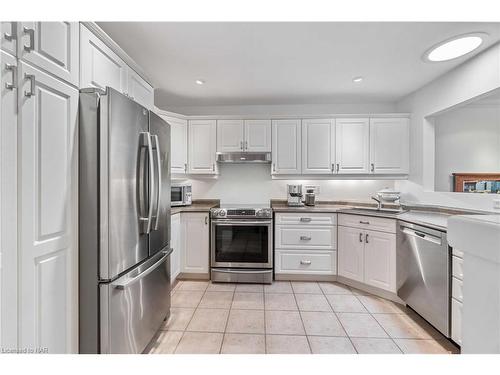 47 Stonegate Place, Fonthill, ON - Indoor Photo Showing Kitchen