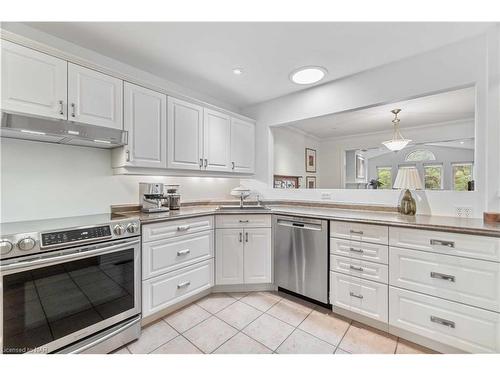 47 Stonegate Place, Fonthill, ON - Indoor Photo Showing Kitchen