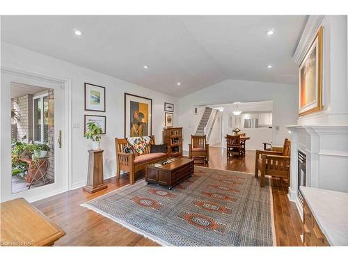 47 Stonegate Place, Fonthill, ON - Indoor Photo Showing Living Room