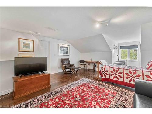 47 Stonegate Place, Fonthill, ON - Indoor Photo Showing Living Room