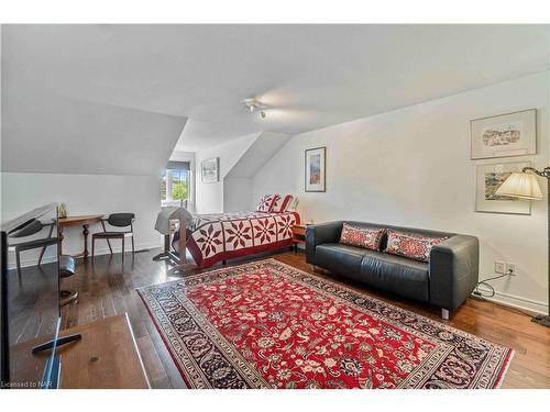 47 Stonegate Place, Fonthill, ON - Indoor Photo Showing Living Room