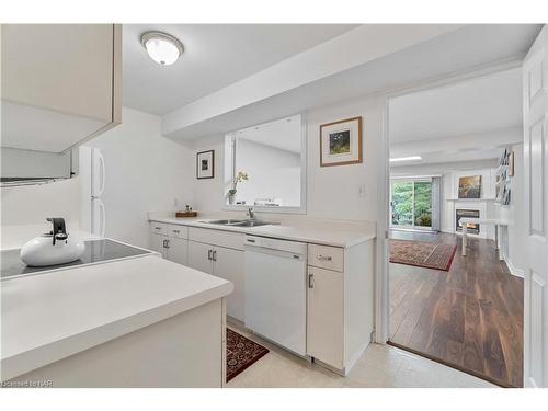 47 Stonegate Place, Fonthill, ON - Indoor Photo Showing Kitchen With Double Sink