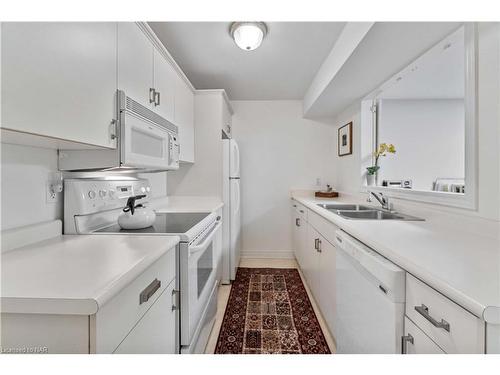 47 Stonegate Place, Fonthill, ON - Indoor Photo Showing Kitchen With Double Sink