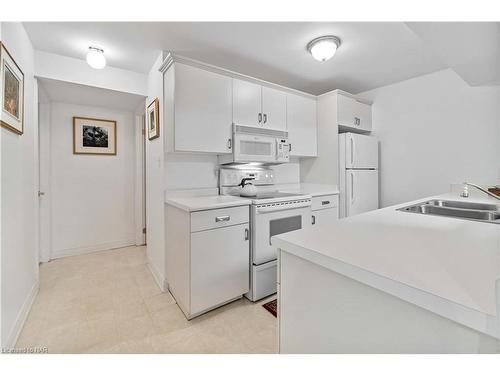 47 Stonegate Place, Fonthill, ON - Indoor Photo Showing Kitchen With Double Sink