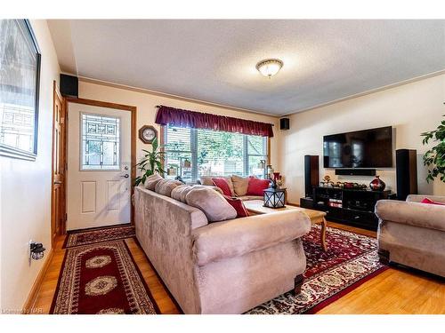 6656 Winston Street, Niagara Falls, ON - Indoor Photo Showing Living Room