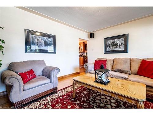 6656 Winston Street, Niagara Falls, ON - Indoor Photo Showing Living Room