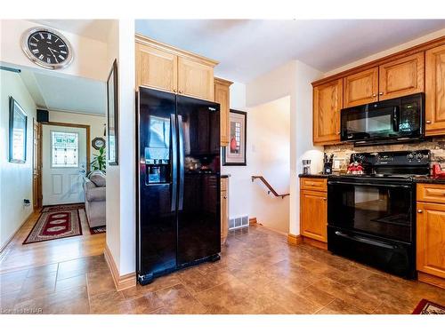 6656 Winston Street, Niagara Falls, ON - Indoor Photo Showing Kitchen