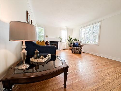 4841 Victoria Avenue N, Vineland Station, ON - Indoor Photo Showing Living Room With Fireplace