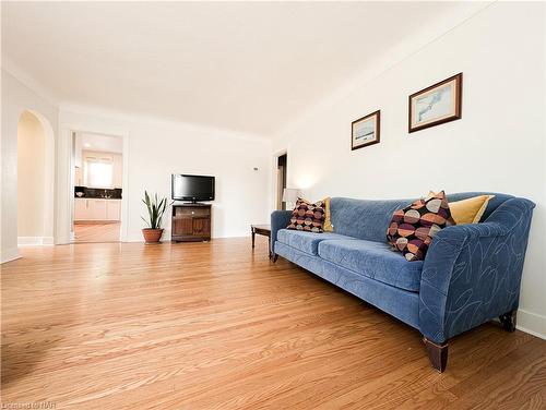 4841 Victoria Avenue N, Vineland Station, ON - Indoor Photo Showing Living Room