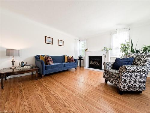 4841 Victoria Avenue N, Vineland Station, ON - Indoor Photo Showing Living Room With Fireplace