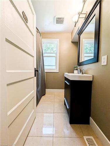 4841 Victoria Avenue N, Vineland Station, ON - Indoor Photo Showing Bathroom