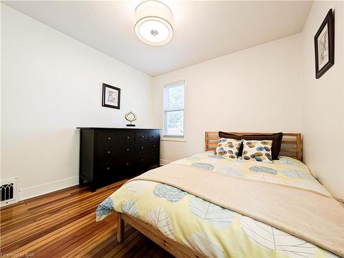 4841 Victoria Avenue N, Vineland Station, ON - Indoor Photo Showing Bedroom