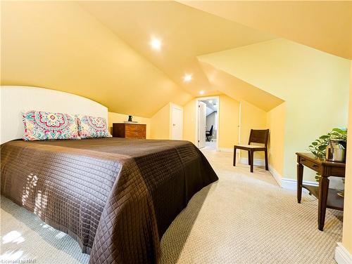 4841 Victoria Avenue N, Vineland Station, ON - Indoor Photo Showing Bedroom