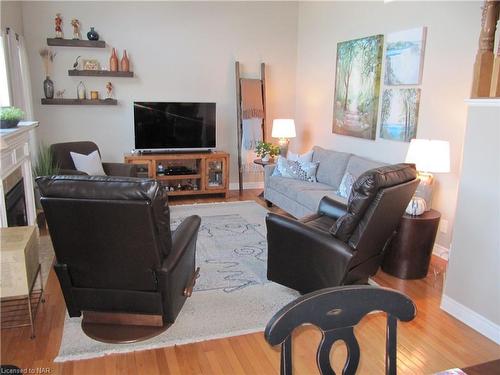 36 Honey Locust Circle, Thorold, ON - Indoor Photo Showing Living Room