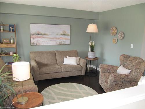 36 Honey Locust Circle, Thorold, ON - Indoor Photo Showing Living Room