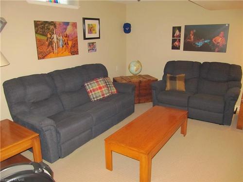 36 Honey Locust Circle, Thorold, ON - Indoor Photo Showing Living Room