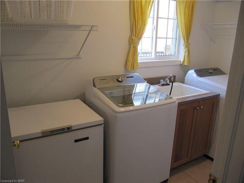 36 Honey Locust Circle, Thorold, ON - Indoor Photo Showing Laundry Room