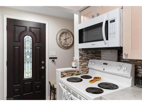 10 Knightwood Drive, St. Catharines, ON - Indoor Photo Showing Kitchen