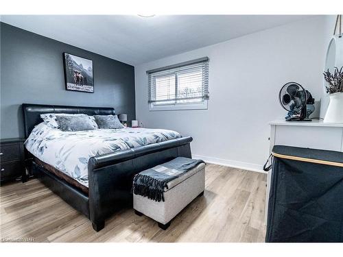 6921 Freeman Street, Niagara Falls, ON - Indoor Photo Showing Bedroom