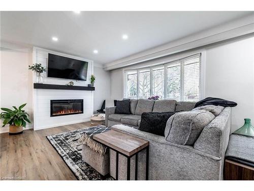 6921 Freeman Street, Niagara Falls, ON - Indoor Photo Showing Living Room With Fireplace