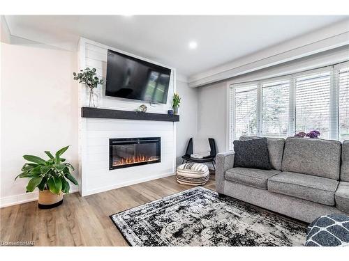 6921 Freeman Street, Niagara Falls, ON - Indoor Photo Showing Living Room With Fireplace