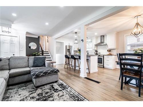 6921 Freeman Street, Niagara Falls, ON - Indoor Photo Showing Living Room