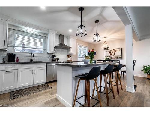 6921 Freeman Street, Niagara Falls, ON - Indoor Photo Showing Kitchen With Upgraded Kitchen