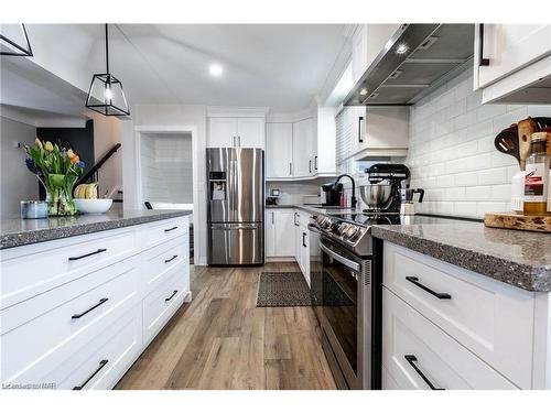 6921 Freeman Street, Niagara Falls, ON - Indoor Photo Showing Kitchen With Upgraded Kitchen