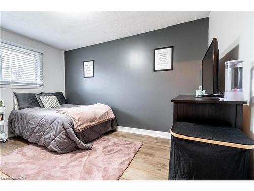 6921 Freeman Street, Niagara Falls, ON - Indoor Photo Showing Bedroom