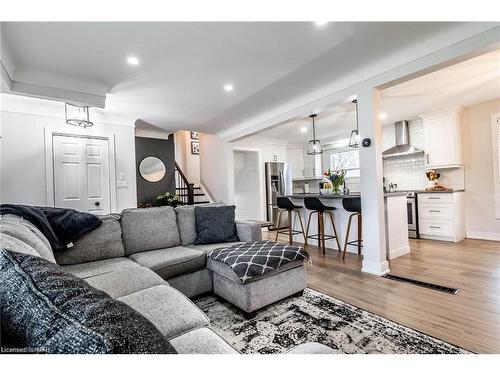 6921 Freeman Street, Niagara Falls, ON - Indoor Photo Showing Living Room