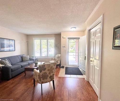 14 Saddler Street, Fonthill, ON - Indoor Photo Showing Living Room