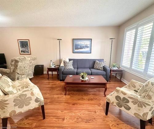 14 Saddler Street, Fonthill, ON - Indoor Photo Showing Living Room