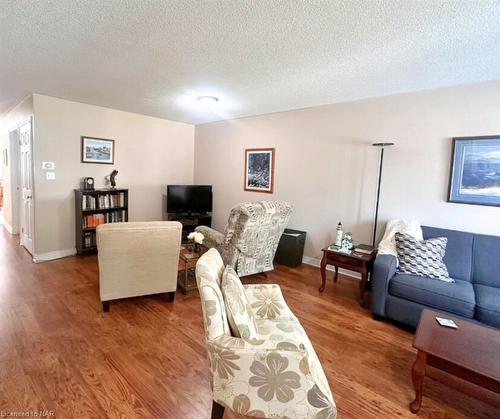 14 Saddler Street, Fonthill, ON - Indoor Photo Showing Living Room