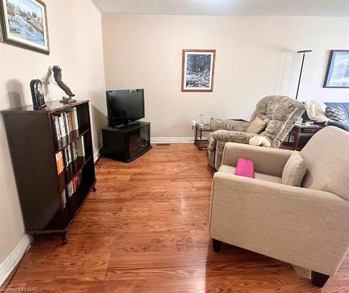 14 Saddler Street, Fonthill, ON - Indoor Photo Showing Living Room