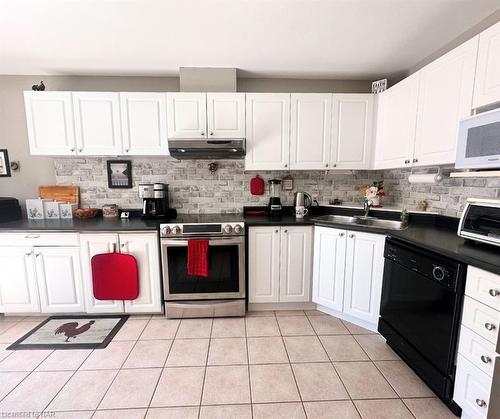 14 Saddler Street, Fonthill, ON - Indoor Photo Showing Kitchen With Double Sink