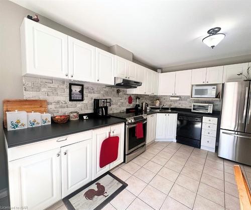 14 Saddler Street, Fonthill, ON - Indoor Photo Showing Kitchen